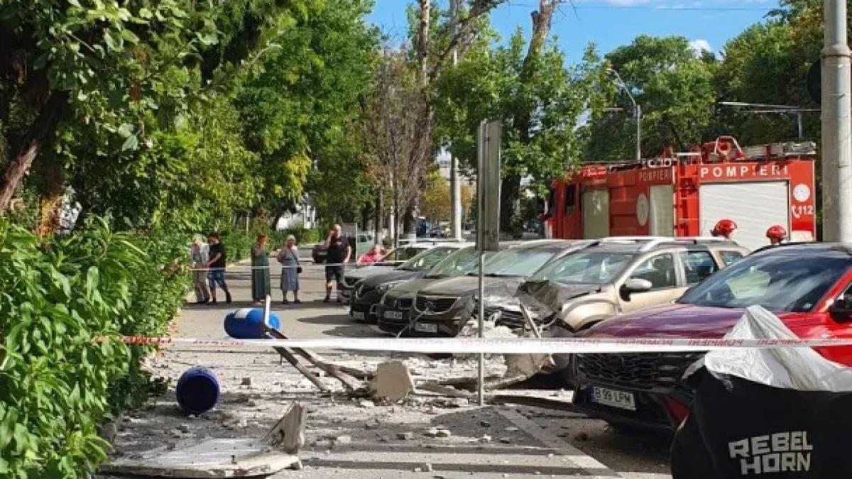 Balcon de la etajul 7 s-a prăbușit peste un autoturism pe Bulevardul Tineretului în Sectorul 4