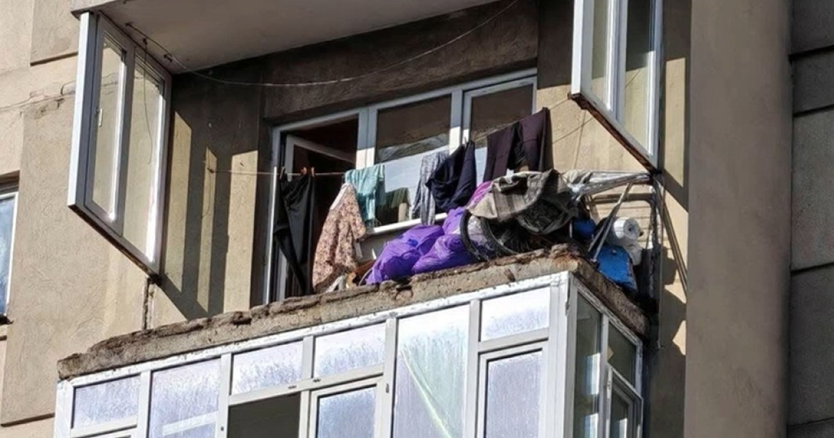 Un balcon s-a desprins de la etajul 7 al unui bloc din București și a lovit o mașină