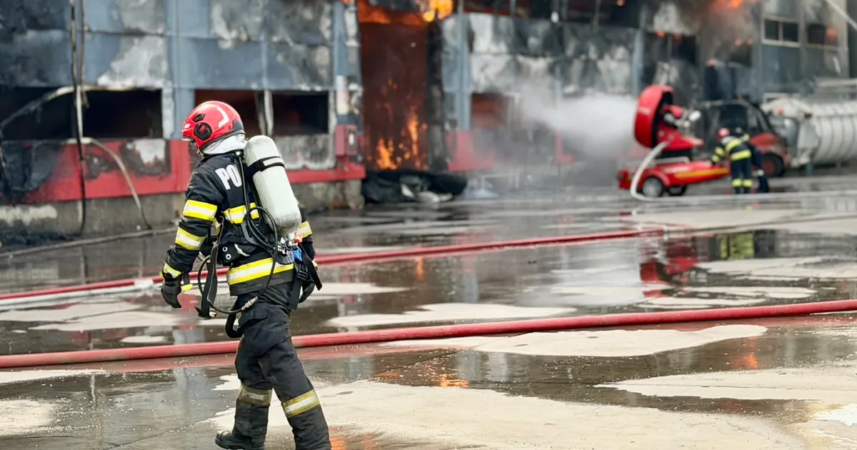 Incendiu masiv la fabrica de celuloză din Drobeta-Turnu Severin: operațiunea continuă după 18 ore