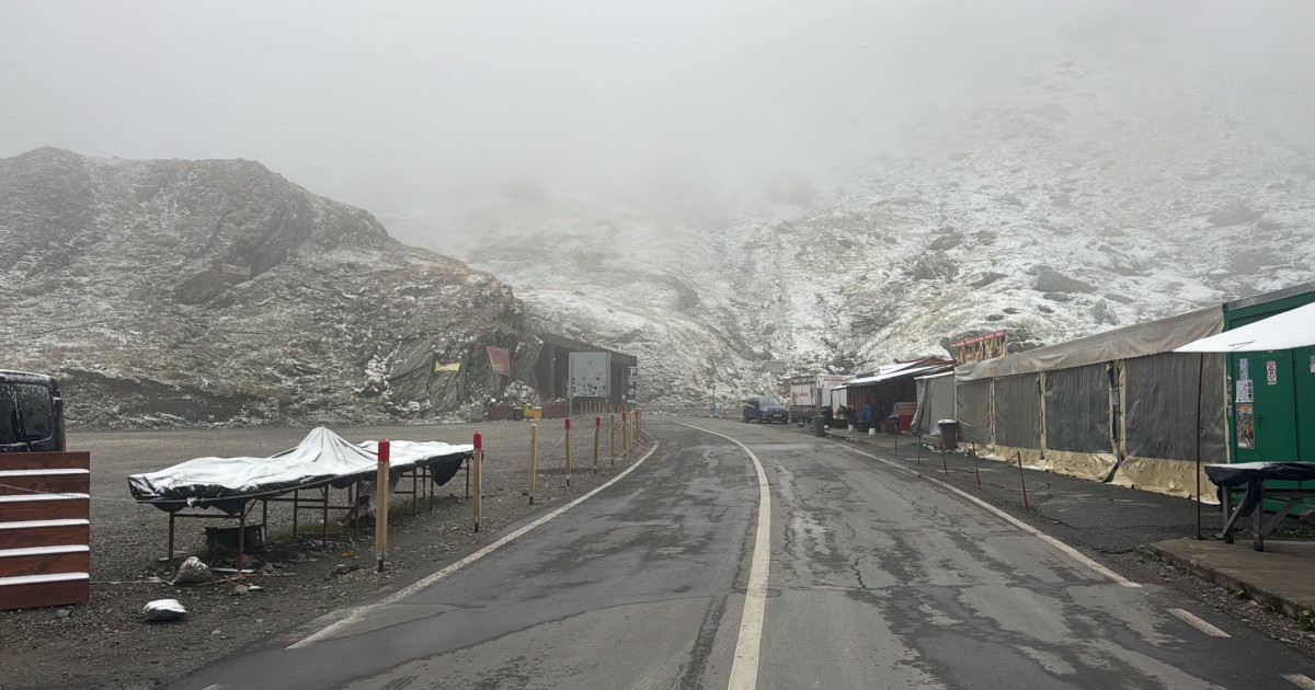 Prima ninsoare din acest sezon pe drumul Transfăgărășan; autoritățile avertizează șoferii
