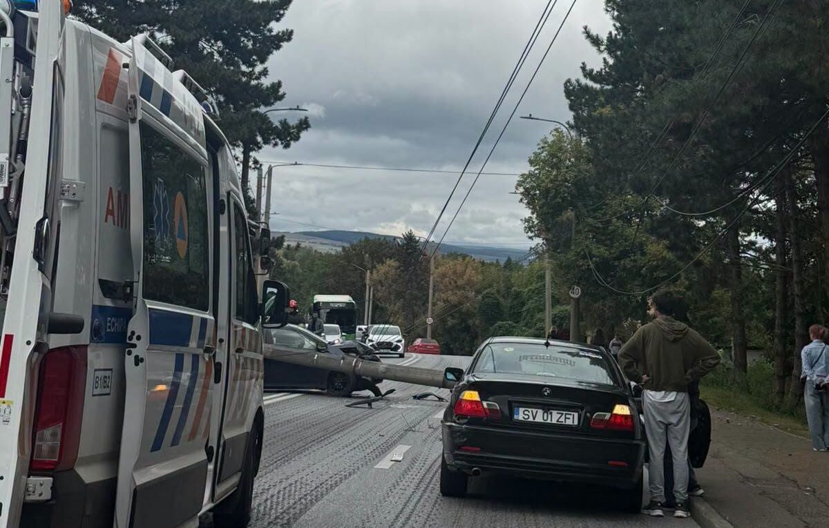 Accident pe Calea Unirii în Suceava: Un autoturism a lovit un stâlp, care a căzut apoi peste mașină