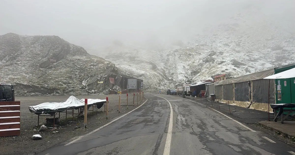 Primii fulgi de zăpadă pe Transfăgărășan: temperaturile scad brusc în România