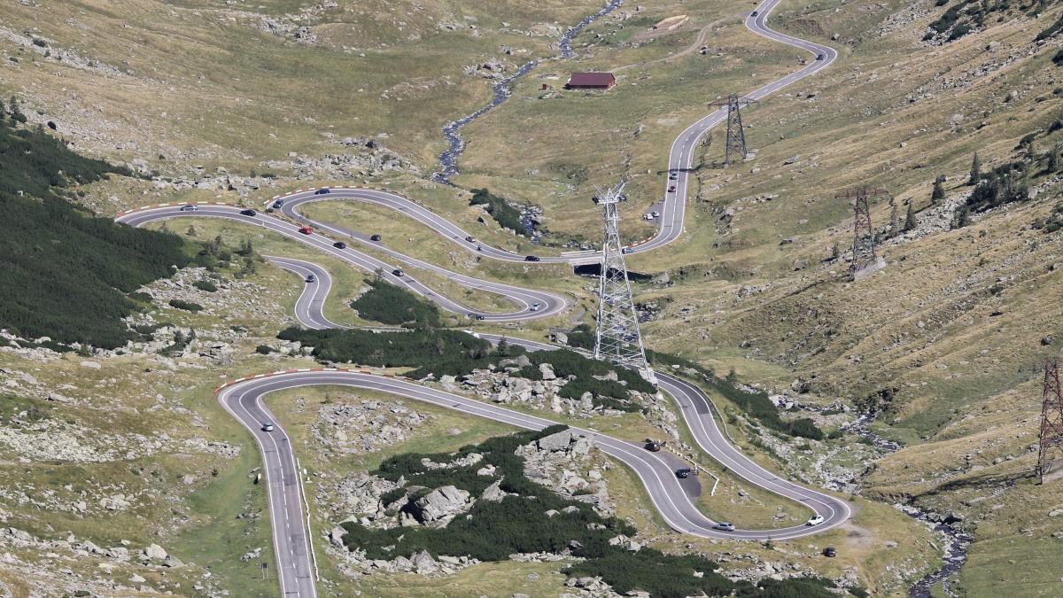 Prima ninsoare din sezonul rece a lovit drumul Transfăgărășan