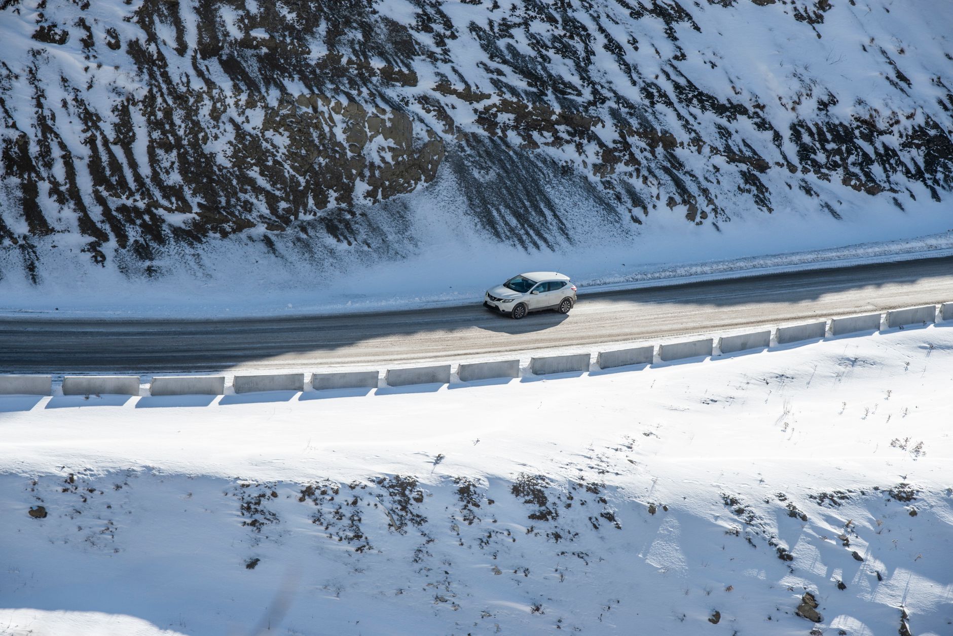 Prima cădere de zăpadă a sezonului pe drumul Transfăgărășan: traficul rămâne funcțional