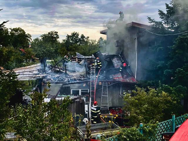 Incendiu violent în județul Giurgiu: un șopron și acoperișurile a două case au luat flăcări
