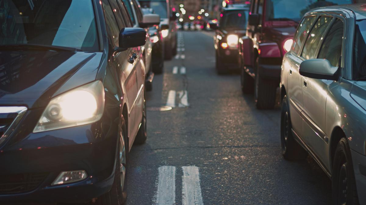 Românii petrec aproape o oră pe zi în trafic, deși parcurg distanțe foarte scurte la muncă