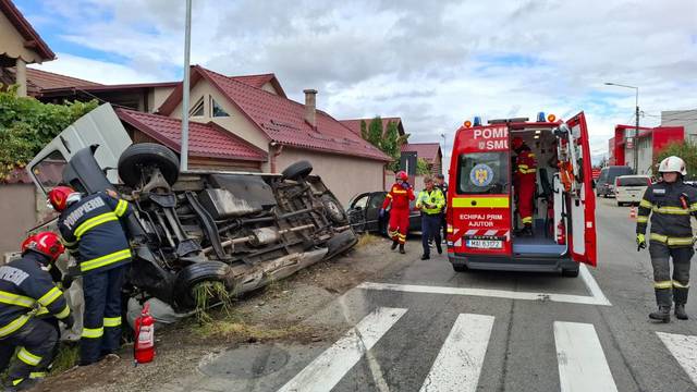 Șase persoane rănite după ce un microbuz s-a răsturnat pe șoseaua de centură din Bistrița