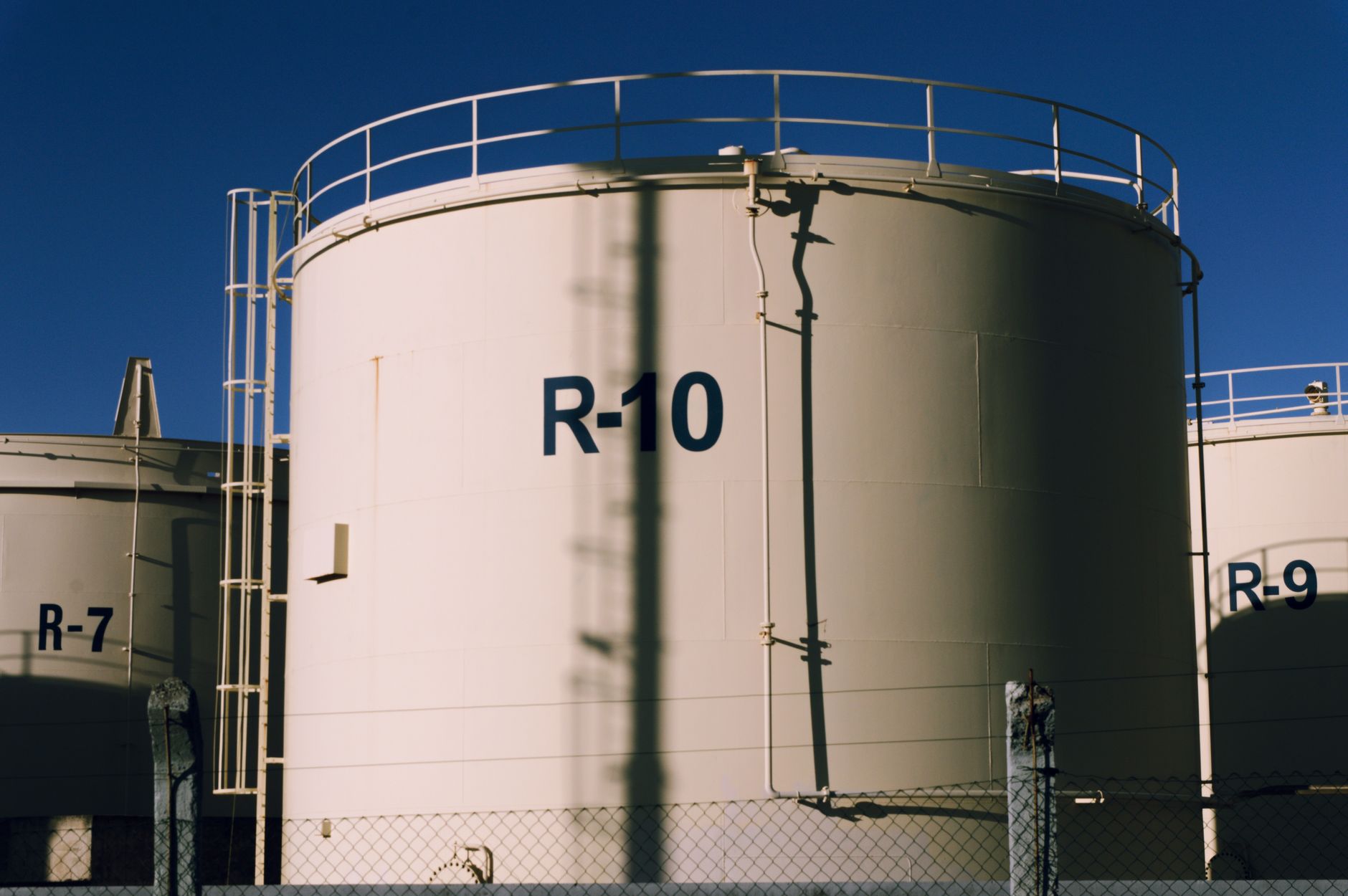 Rafinăria Petrotel din Ploiești este pregătită tehnic pentru repornire, declară conducerea companiei