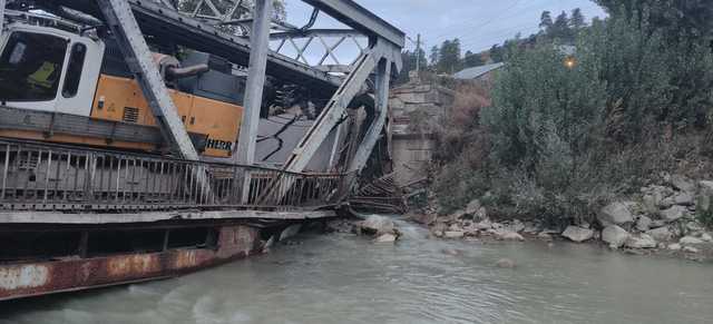 Pod de fier deteriorat de un TIR în județul Bacău: s-au stabilit rute alternative pentru trafic