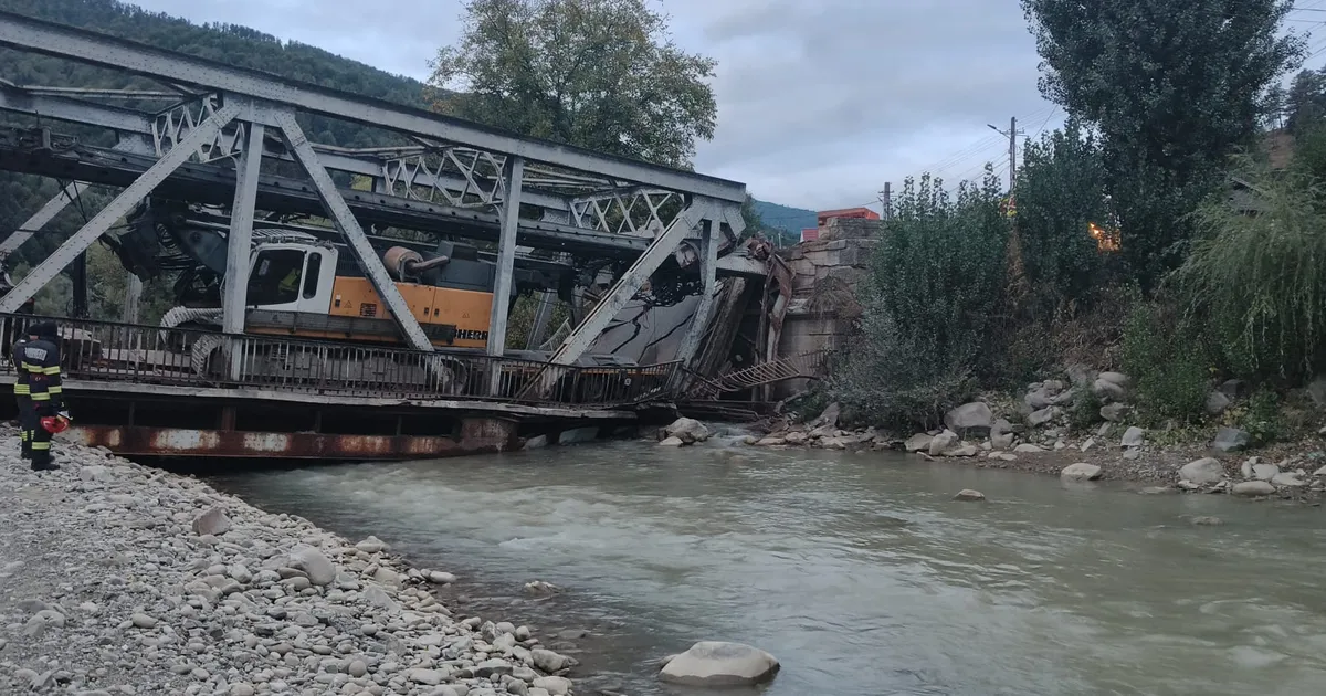 Pod de fier deteriorat de un TIR în județul Bacău. Traficul este restricționat în comuna Asău