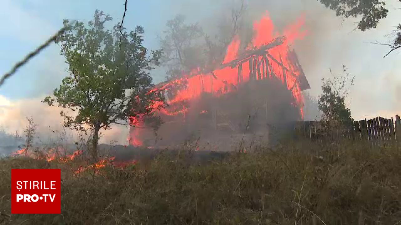 Incendiu de vegetație în Mehedinți: flăcările au distrus gospodării în satul Bobăița