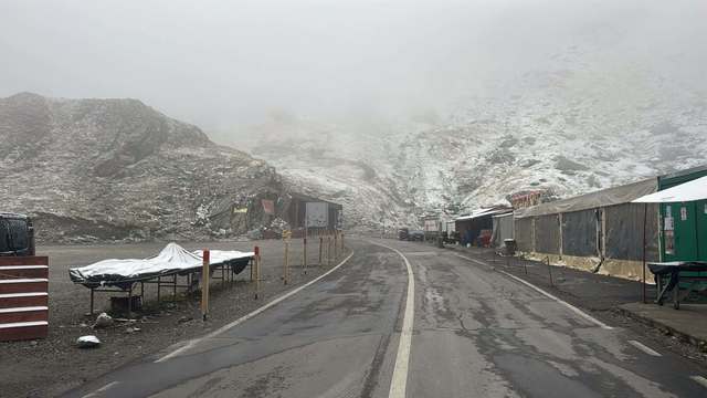 Intervenții cu utilaje și sare pe Transfăgărășan din cauza ninsorii abundente