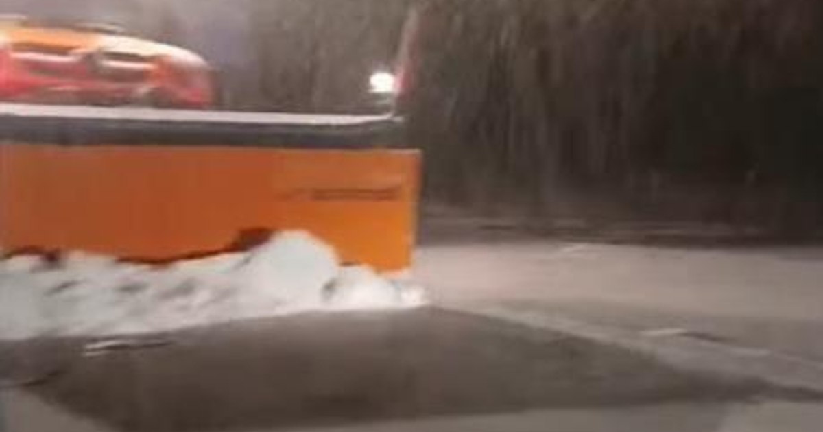 Condiții de iarnă pe Transfăgărașan după ninsă abundentă; drumarii au intervenit cu utilaje