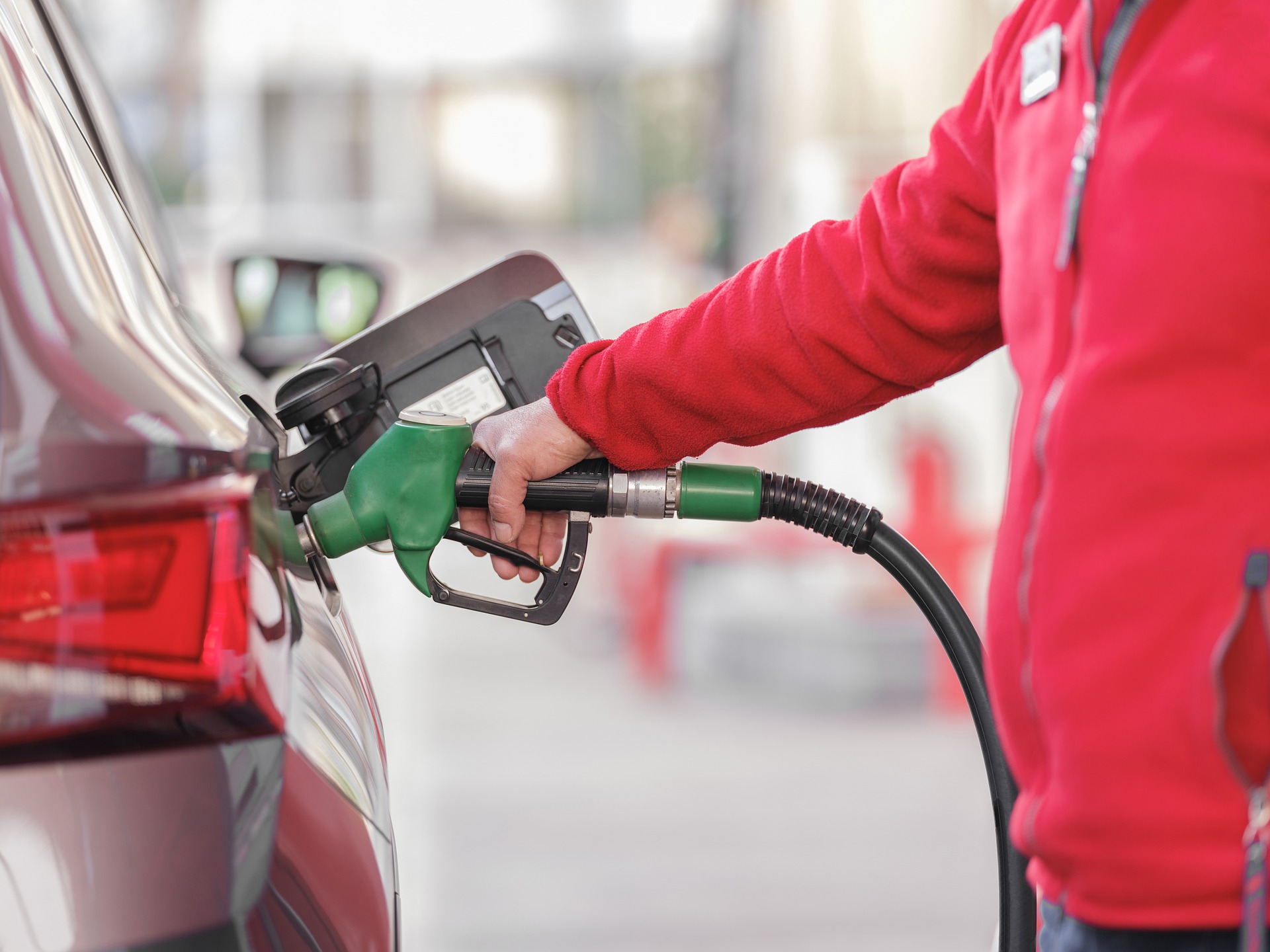 Prețurile la combustibili în România: creșteri semnificative la benzină și motorină în luna august