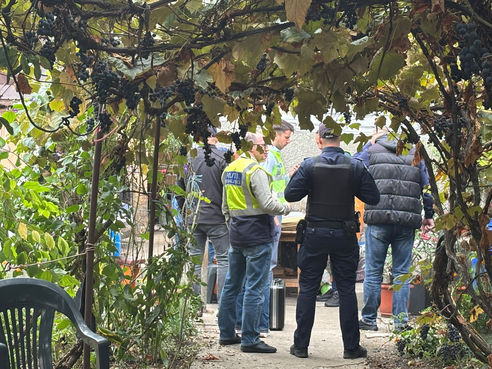 Un bărbat este căutat de poliție după ce trupul unei femei a fost găsit într-o valiză pe barajul Ionești