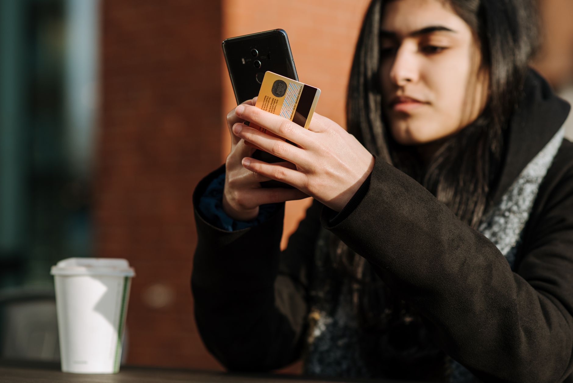 CEC Bank lansează RoPay NFC: transferuri de bani instant prin simpla apropiere a telefoanelor mobile