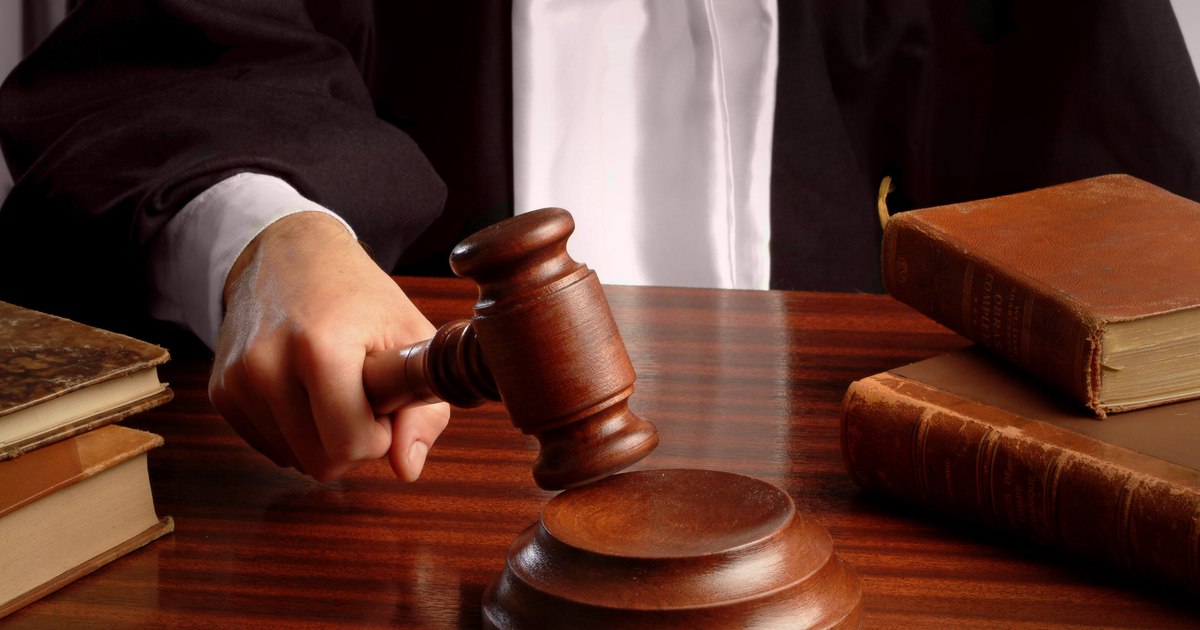 Un bărbat este trimis în judecată pentru că a instigat la violențe împotriva magistraților și a familiilor acestora