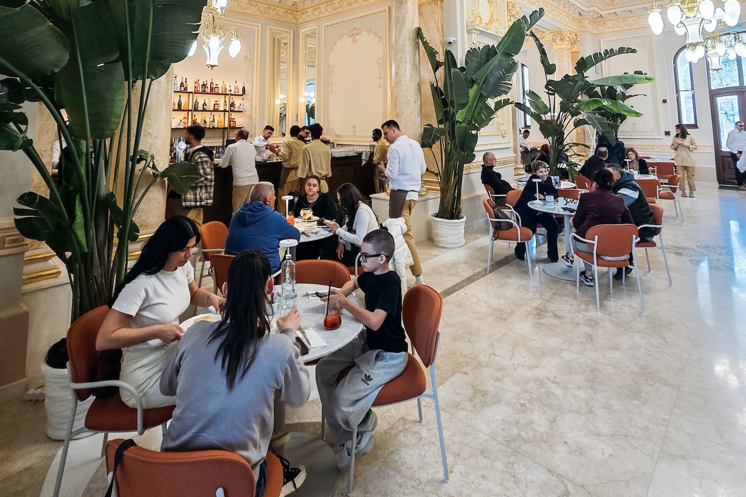Schimbare structurală în HoReCa: Grupul City Grill angajează aproximativ 400 de lucrători străini