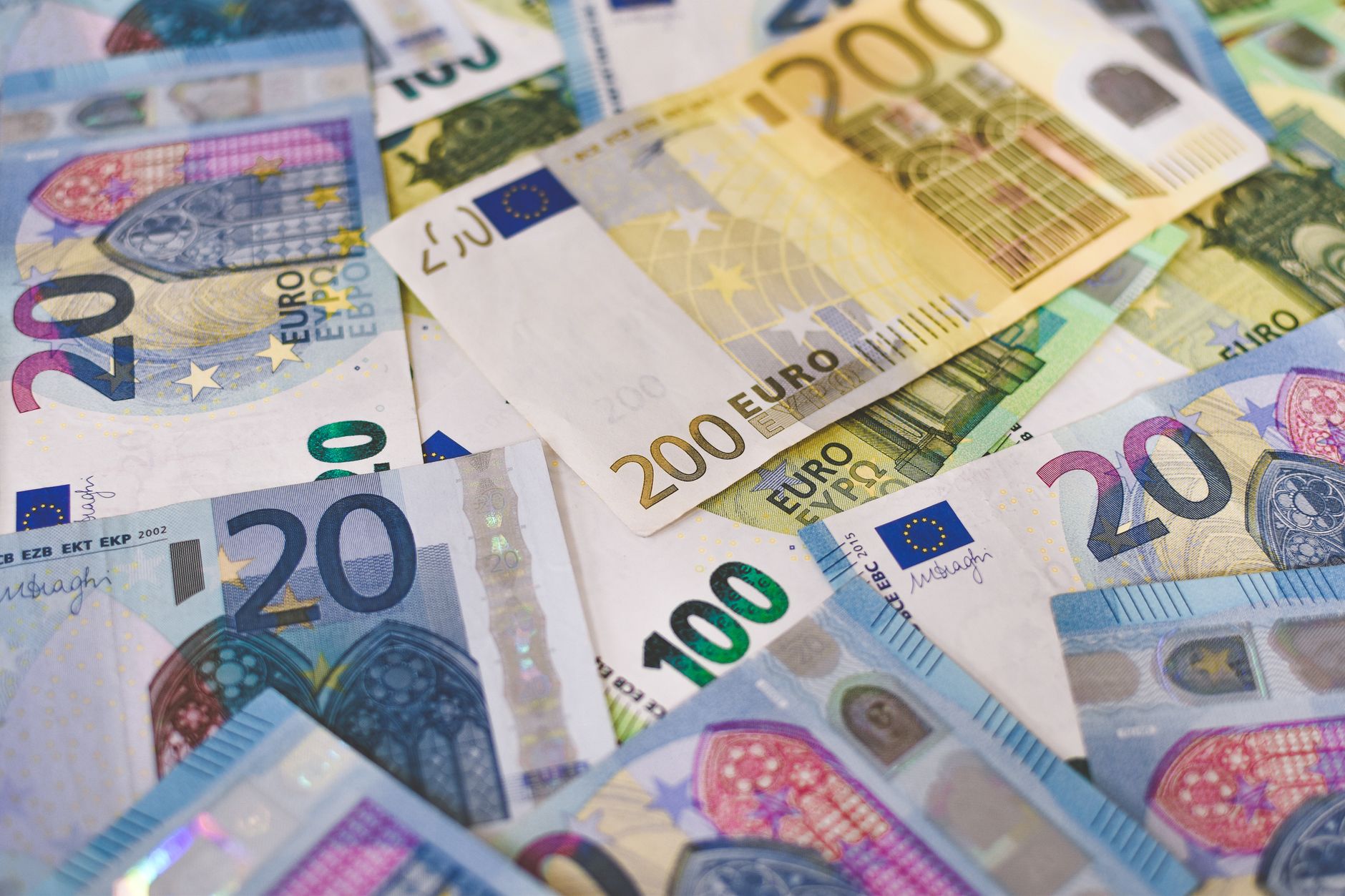 Cursul valutar: Euro a crescut la 5,2788 lei, în timp ce dolarul s-a apreciat față de monedă