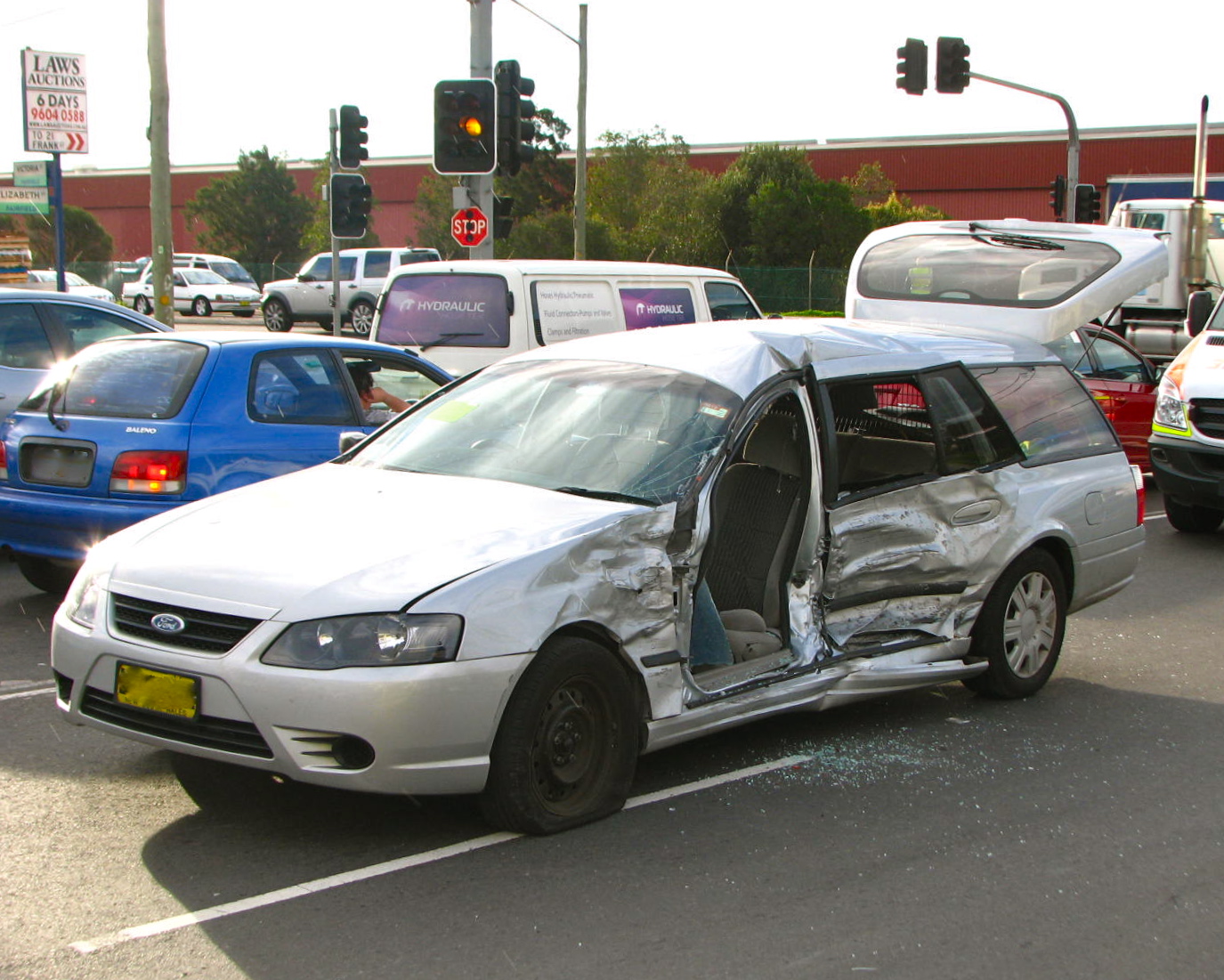 Accident rutier cu două TIR-uri și un microbuz în Caraș-Severin: două femei au decedat