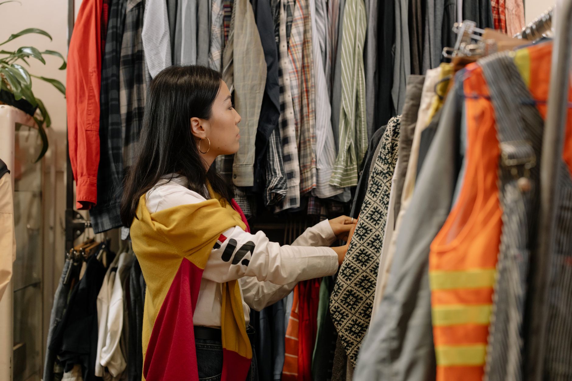 Românii cumpără tot mai mult second-hand: haine, electronice și mobilier sunt principalele categorii