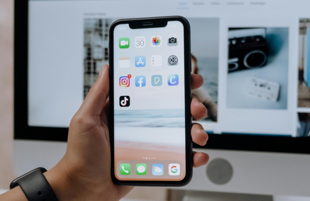 Fenomenul periculos de „lăcheală” pe TikTok face victime în România: o adolescentă a fost agresată