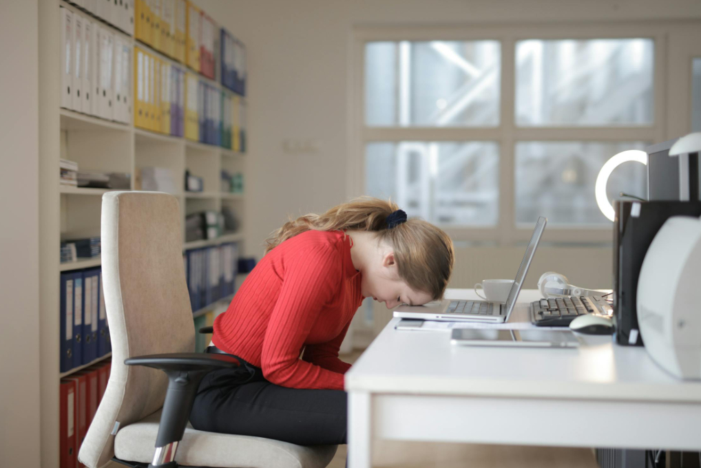 Aproape jumătate dintre angajații din România suferă de burnout, peste media europeană
