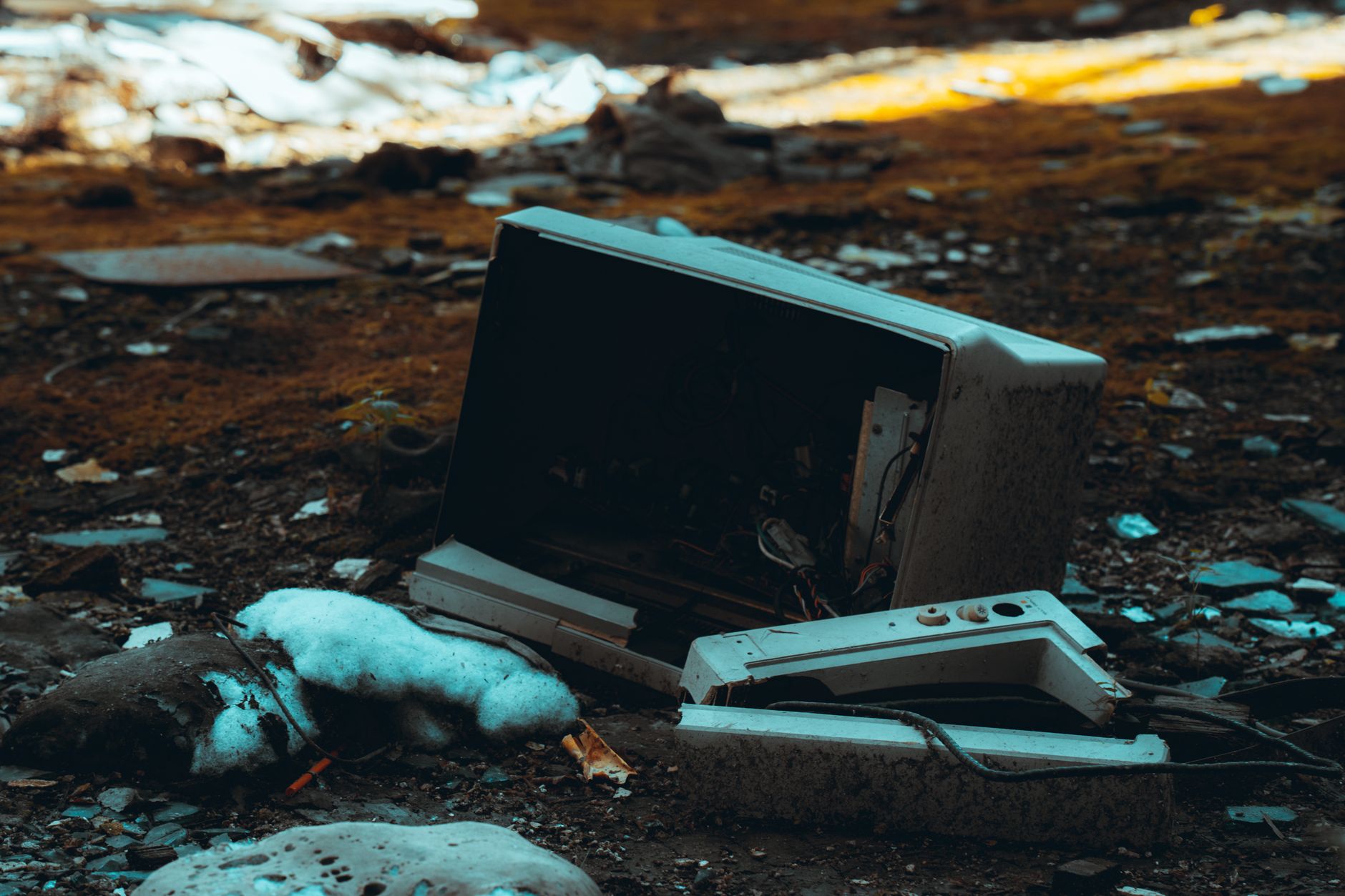 Atenție la amenzi mari pentru abandonarea electrocasnicelor vechi lângă containerele de gunoi