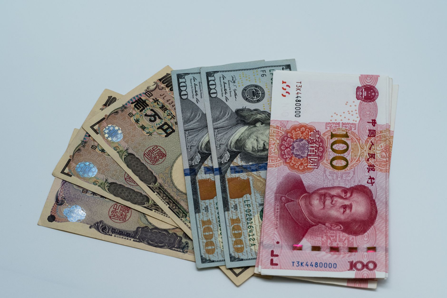Instabilitatea politică poate duce la creșterea cursului euro peste 6 lei, avertizează un profesor de economie