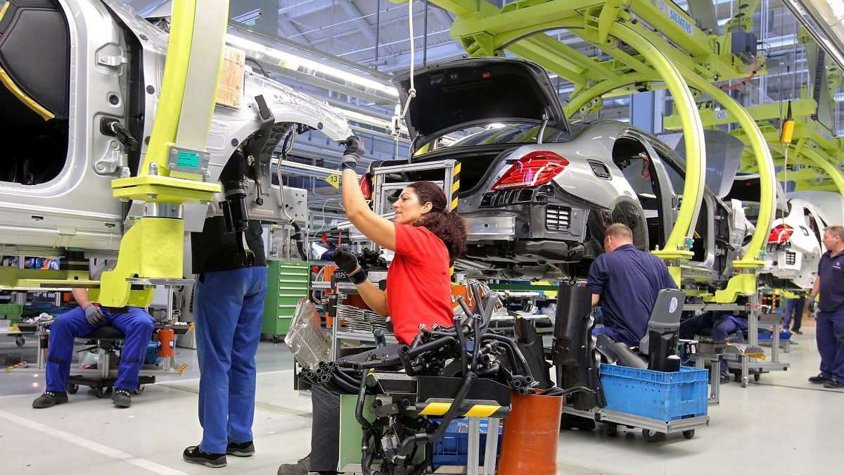 Conducerea Mercedes amenință cu închiderea fabricilor din Germania: se cere creșterea orelor de muncă