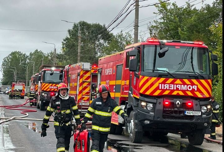 Incendiu devastator în Șag: O casă a fost distrusă în proporție de 80%, două persoane au fost transportate la spital
