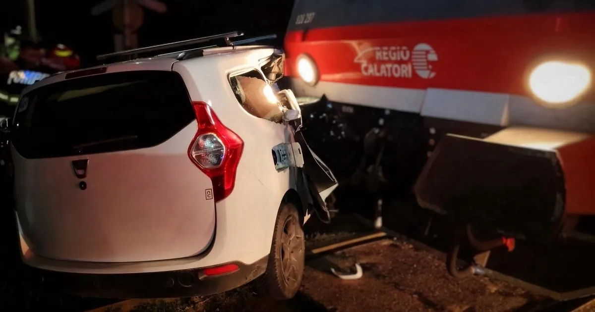 Accident feroviar în Iași: un tren a lovit un autoturism cu șapte persoane