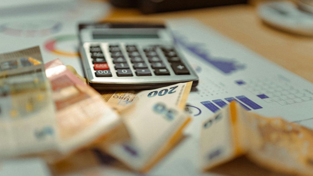 Evaluarea Standard & Poor’s pentru România: riscul de retrogradare la categoria „junk” pe 2 octombrie