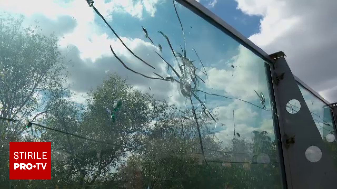 Pagube masive la digul panoramic din Arad: aproape 300 de panouri de sticlă au fost distruse de vandali