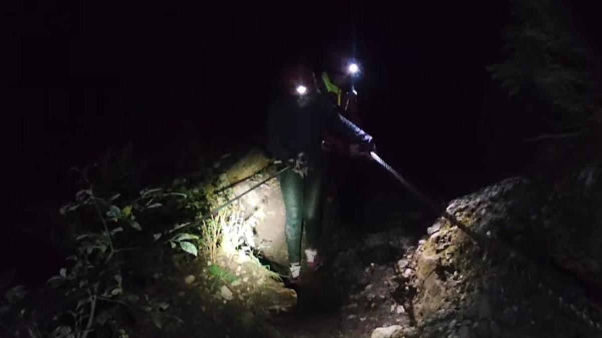 O turistă a fost salvată de la moarte în Masivul Ceahlău după ce a pierdut traseul noaptea