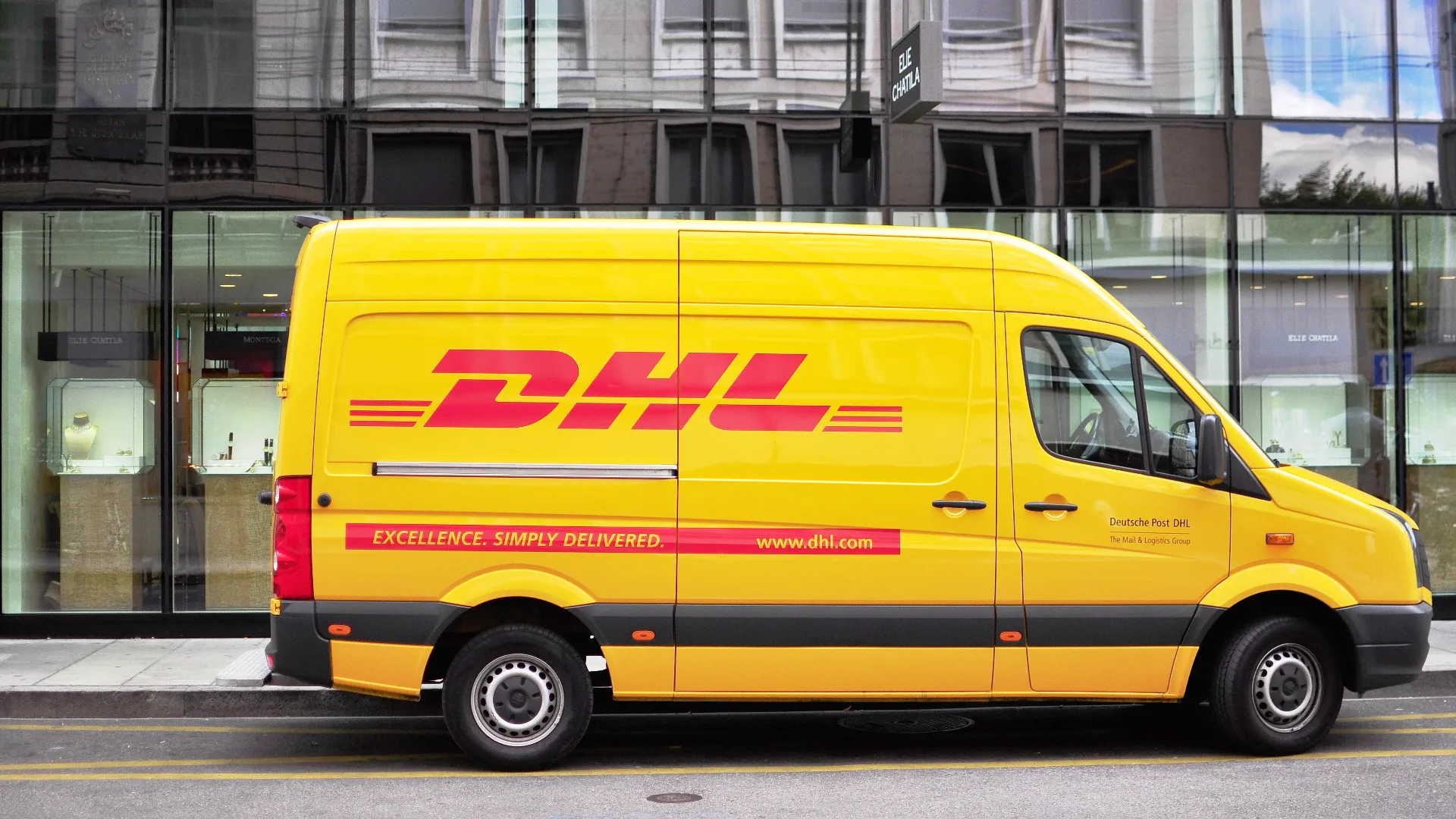DHL Express anunță ajustarea tarifelor de transport în România