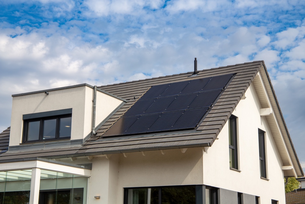 Instalarea panourilor fotovoltaice în gospodării: 6 avantaje economice și de mediu