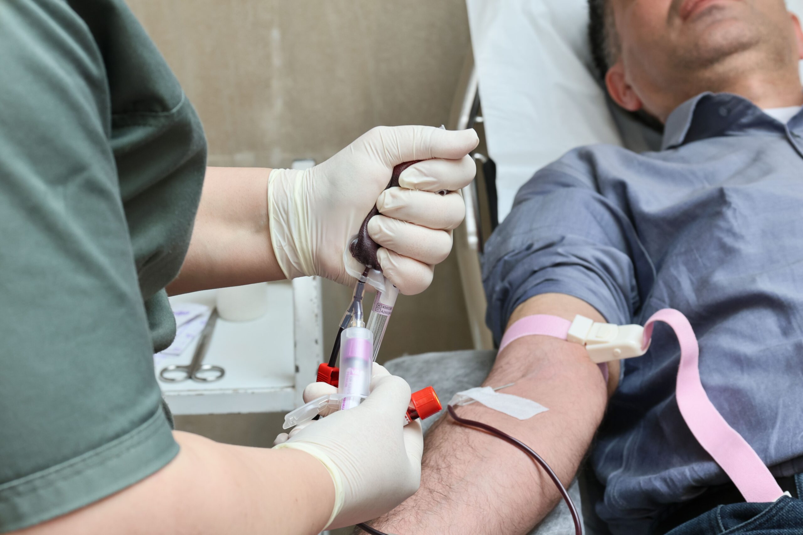 Donatorii de sânge au împrumutat statul român cu 2,8 miliarde de lei prin titluri Fidelis