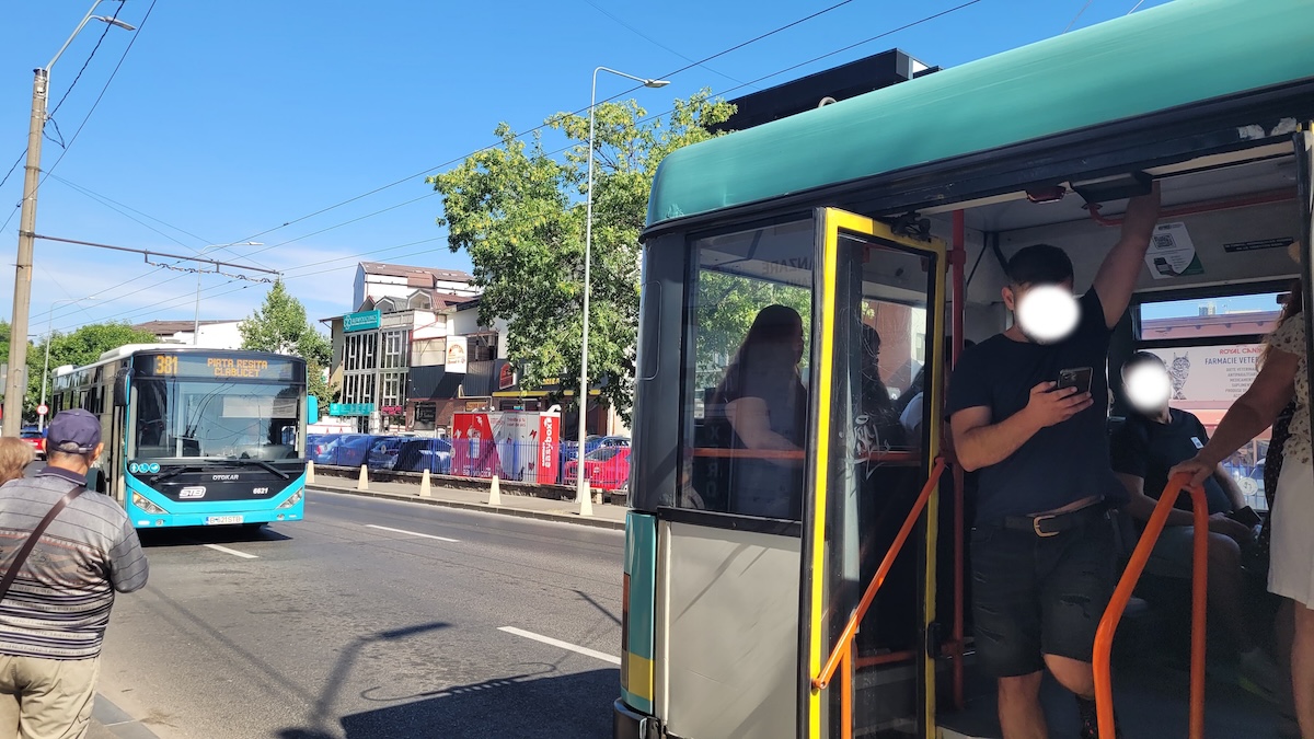 Probleme în transportul public din București: Liniile 381 și 76 circulă pe același traseu