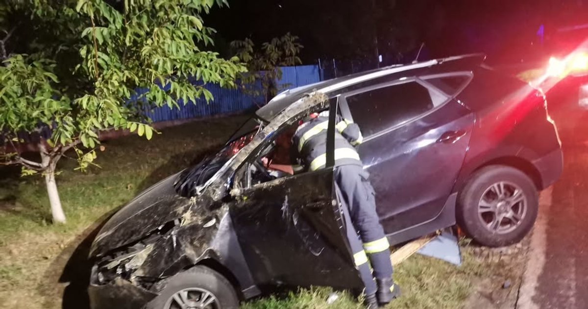 Accident rutier în Botoșani: doi tineri au fost grav răniți după ce un autoturism a ieșit de pe drum