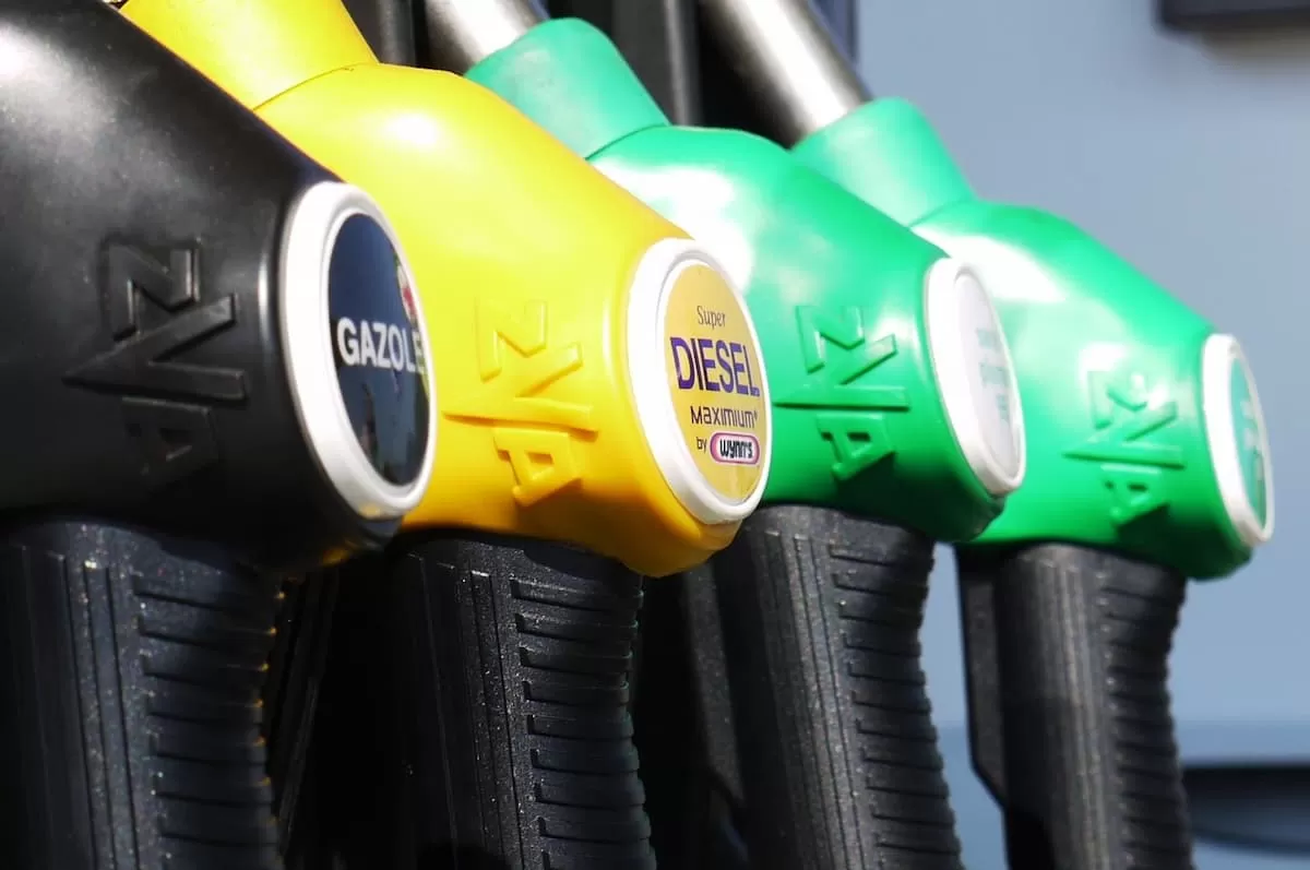 Mecanismul formării prețului la pompă: de la țiței la costul final al benzinei și motorinei