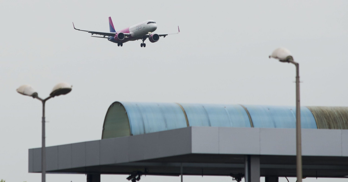Aterizare de urgență la Otopeni după ce un avion care pleca de la Cluj a lovit o pasăre