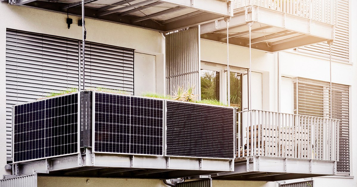 Panouri fotovoltaice pe balcoane sau pe blocuri: costuri, producție și perioada de amortizare
