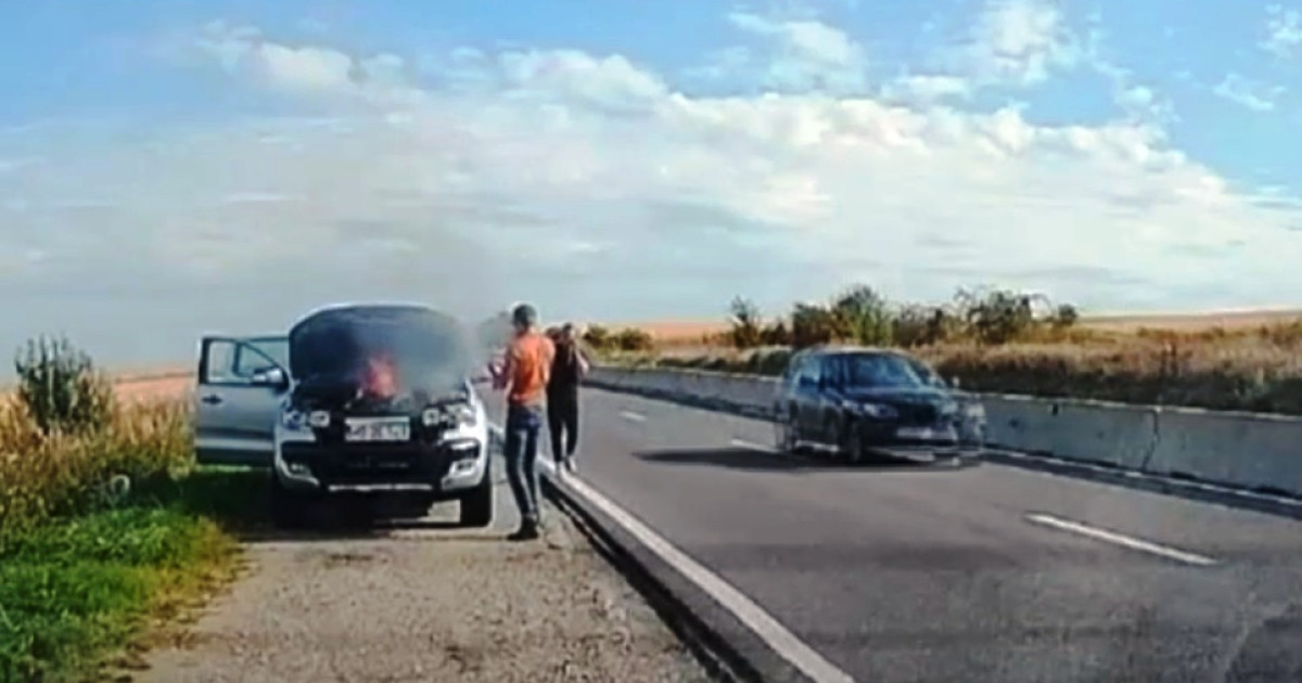 Un autoturism a luat foc pe DN1: Șoferul a cerut ajutor, dar mulți participanți la trafic au trecut pe lângă el