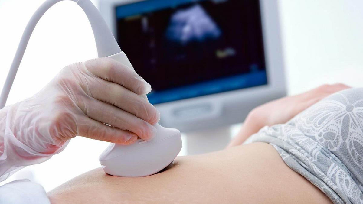 Bursă de 700 de lei pentru elevele care devin mame: noi reguli de reintegrare în școală