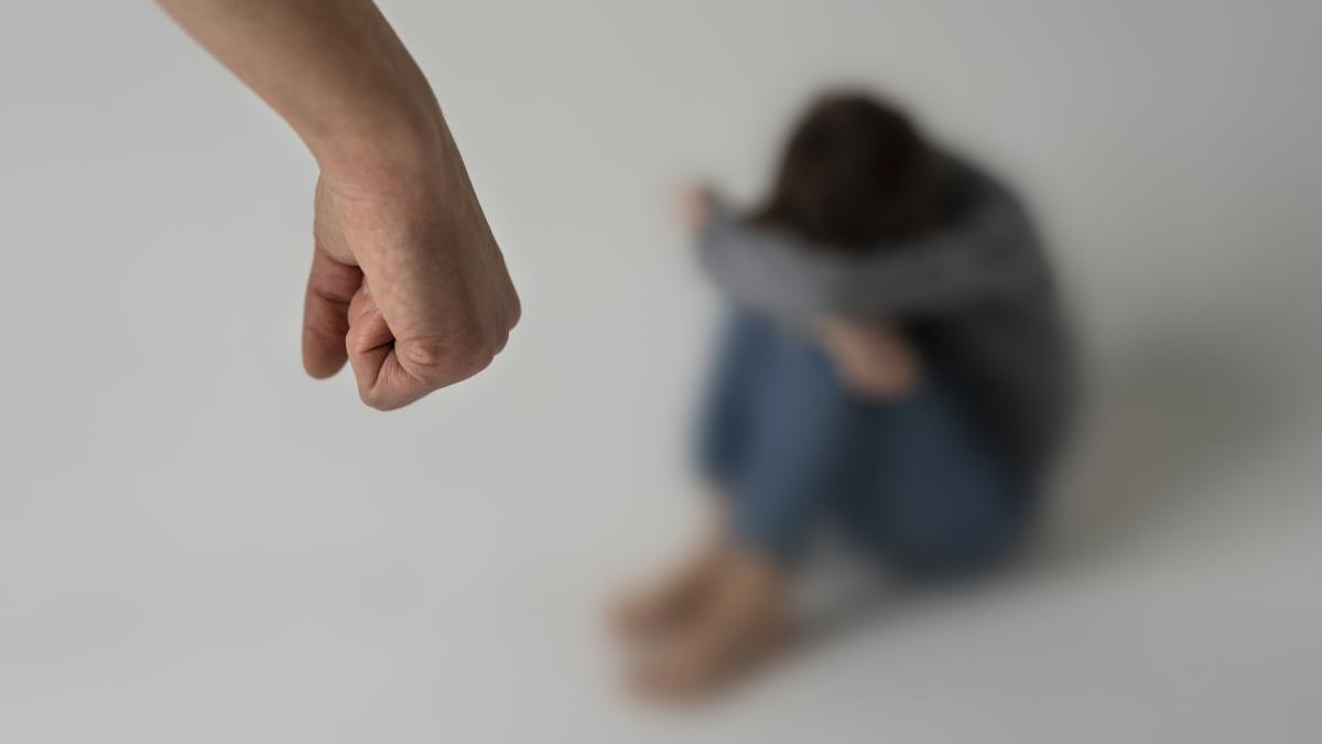 Bărbat arestat în Sectorul 5 după ce și-a sechestrat și bătut partenera cu un topor