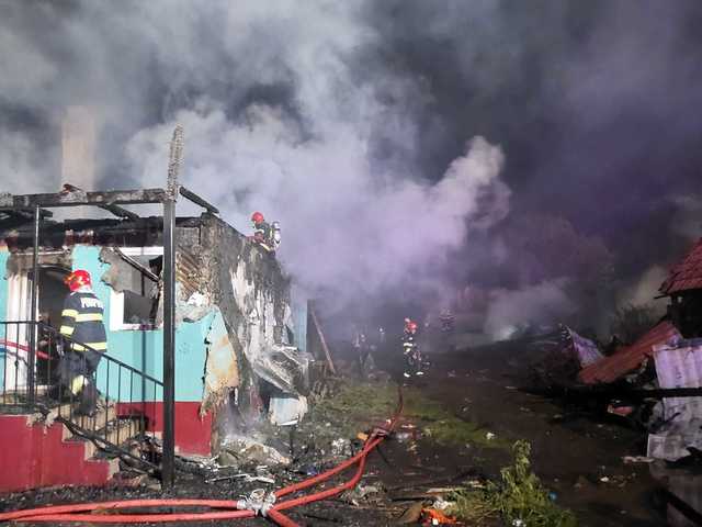 Incendiu violent în localitatea Ragla: două case și două mașini au fost distruse de flăcări