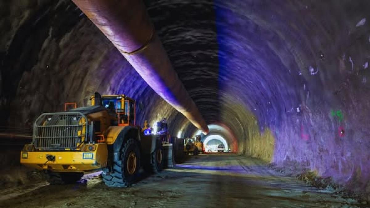 Primul tunel de autostradă forat din România este gata. Este vorba despre secțiunea de la Curtea de Argeș