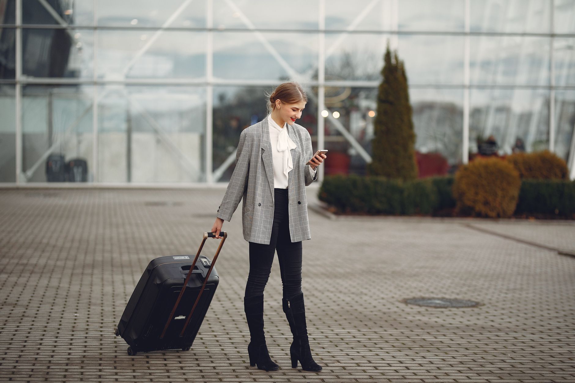 Aplicația George BCR introduce Travel Hub și funcționalitatea eSIM pentru călătorii în străinătate