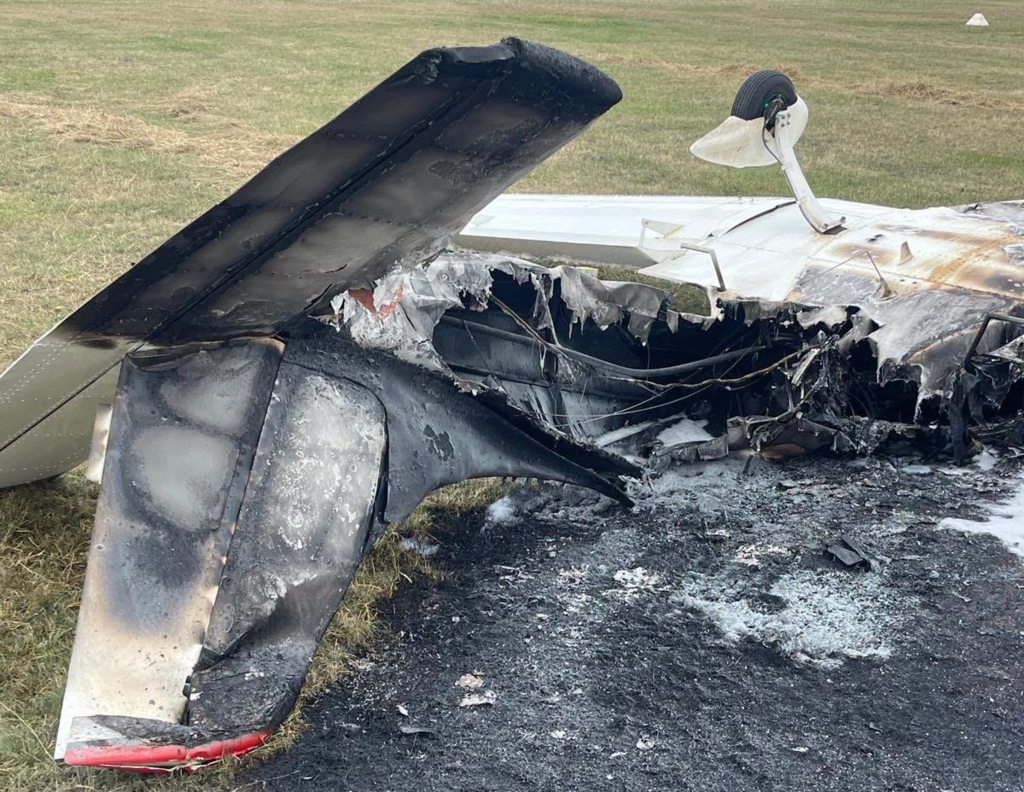 Un avion ultra-ușor s-a prăbușit în zona aerodromului din Iași. Pilotul a fost rănit